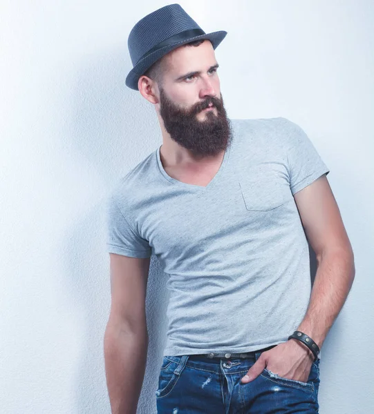 Retrato de hombre guapo de pie, aislado sobre fondo gris —  Fotos de Stock