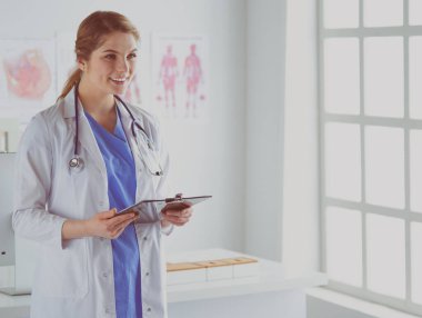 Üniformalı bir dosyayla gülümseyen kadın doktor