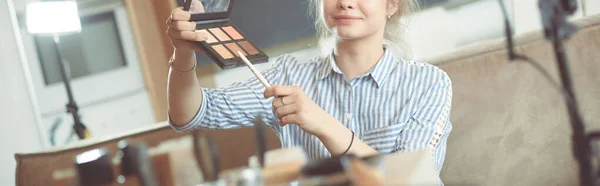 Vlogger женщина представляет макияж учебное видео — стоковое фото