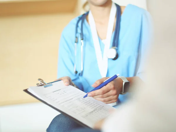 A doctor is talking and examining a patient — Stock Photo, Image