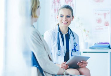 Doktor ve hasta masada otururken bir şey tartışıyorlar. İlaç ve sağlık hizmetleri kavramı