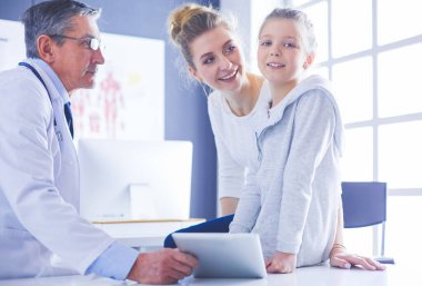 Küçük tatlı bir kız ve hastanedeki doktorunun portresi.