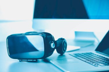 Bilgisayarlı sanal gerçeklik gözlükleri. İş. 3D teknoloji