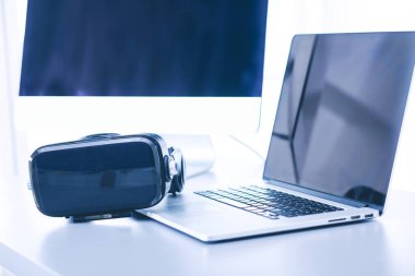 Bilgisayarlı sanal gerçeklik gözlükleri. İş. 3D teknoloji