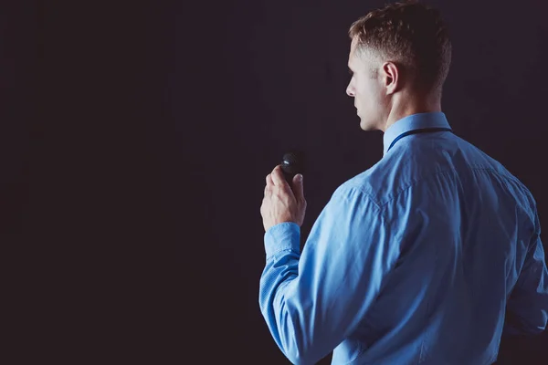 Zakenman speech concept, praten met microfoon in conferentiezaal — Stockfoto