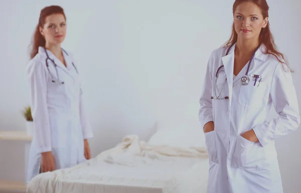 Dos doctora joven, parada en el hospital. Dos doctora joven. — Foto de Stock
