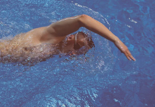 Homem nadador na piscina. Foto subaquática. Nadador masculino . — Fotografia de Stock