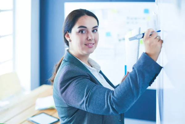 Concepto de negocio, educación y oficina - equipo de negocios con flip board en la oficina discutiendo algo. — Foto de Stock