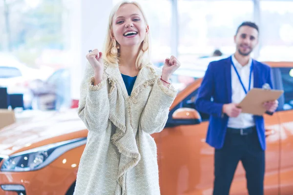 Mladá krásná žena je velmi šťastná po koupi nového auta — Stock fotografie