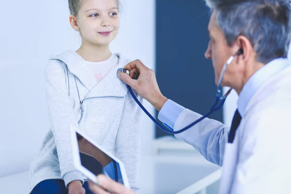 Girl and doctor with stethoscope listening to heartbeat — Stock Photo, Image