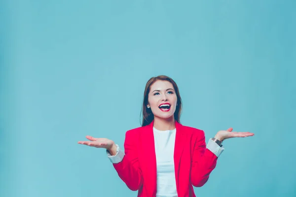 Mooie gelukkige vrouw op feest feestje met confetti. Verjaardag of nieuwe jaar vooravond vieren concept. — Stockfoto