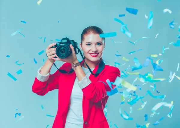 Bella donna felice con macchina fotografica alla festa di festa con coriandoli. Compleanno o Capodanno celebrando concetto — Foto Stock