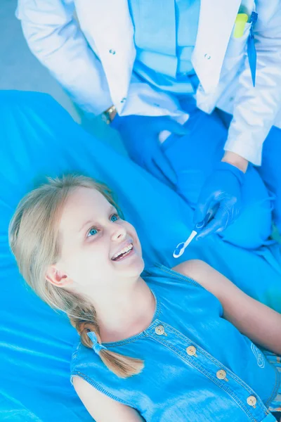 치과에 앉아 있는 어린 소녀. — 스톡 사진