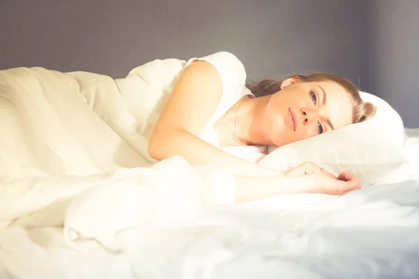 Piękna młoda kobieta Blondynka, Śpiące w łóżku — Zdjęcie stockowe