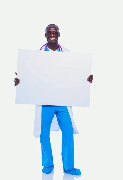 Een mannelijke dokter met een leeg bordje. Dokter. Billboard — Stockfoto