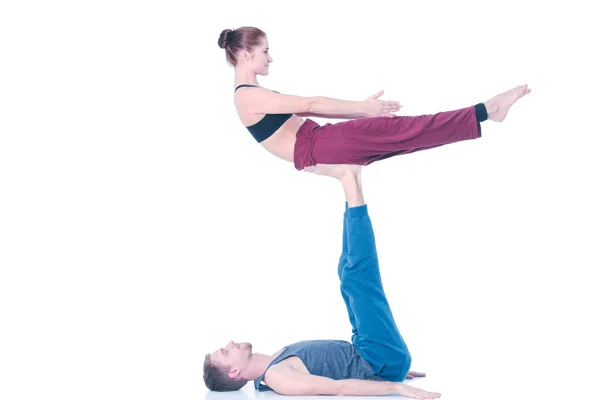 영 운동 연습 acroyoga 커플. 쌍에 균형. — 스톡 사진