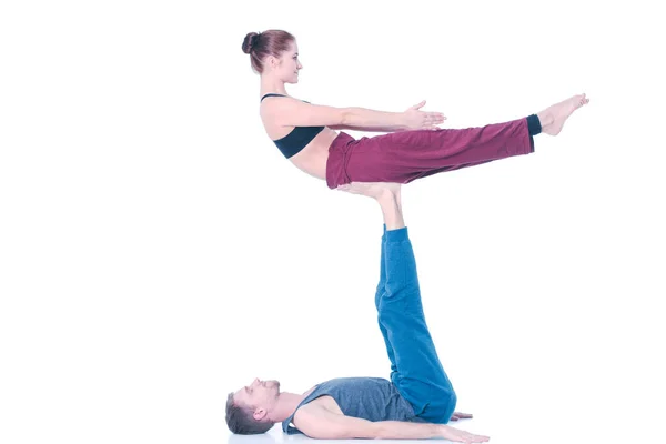 Jeune couple sportif pratiquant l'acroyoga. Équilibrage en paire . — Photo