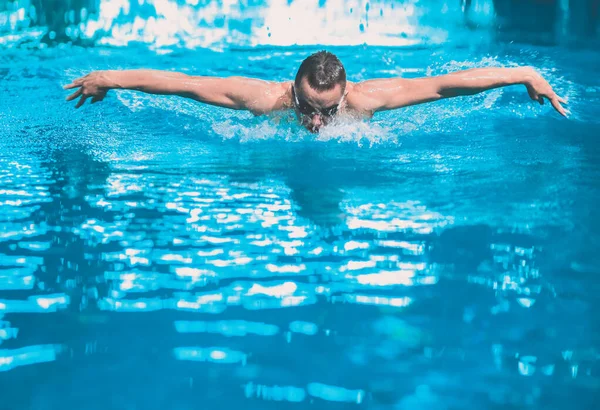 Nuotatore maschile in piscina. Foto subacquea. Nuotatore maschio. — Foto Stock