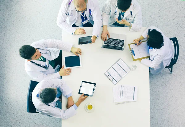 Orvosi csapat ül, és megvitassák az asztalnál, felső nézet — Stock Fotó
