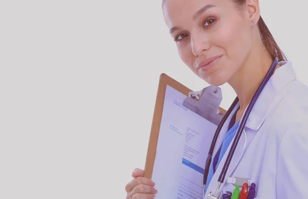 Vrouwelijke dokter met klembord. Vrouwelijke dokter — Stockfoto