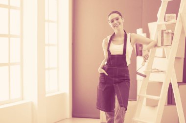 Genç kadın portre süre ayakta yeni daire .