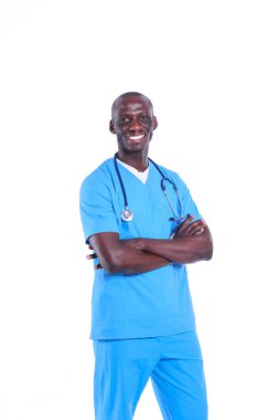 Beyaz arka planda tek başına duran bir doktorun portresi. Doktor bey. Klinik