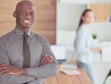 Çekici kadın ofiste, masada oturan paket servisi olan restoran kahve laptop ile çalışma