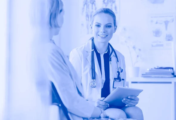 Doctor y paciente discutiendo algo mientras están sentados en la mesa. Concepto de medicina y salud — Foto de Stock