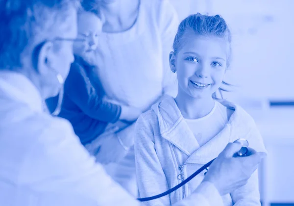 Mädchen und Arzt mit Stethoskop hören Herzschlag — Stockfoto