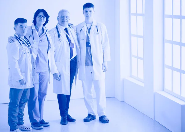 Başarılı tıbbi ekip. Kendine güvenen doktorlar bir arada durur ve gülümserler. — Stok fotoğraf