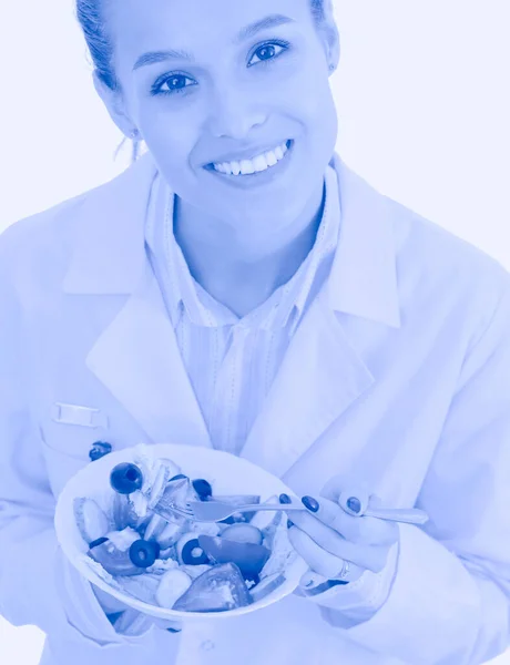 Elinde taze sebzelerle tabağı tutan güzel bir kadın doktor portresi. Kadın doktorlar. — Stok fotoğraf