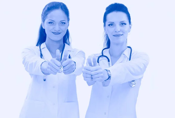 Due giovani dottoressa, in piedi in ospedale. Due giovani donne medico. — Foto Stock