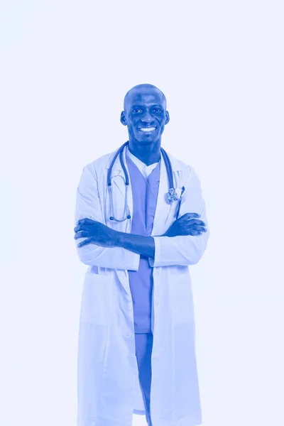 Πορτρέτο ενός γιατρού που στέκεται απομονωμένος σε λευκό φόντο. Γιατρός. Κλινική — Φωτογραφία Αρχείου