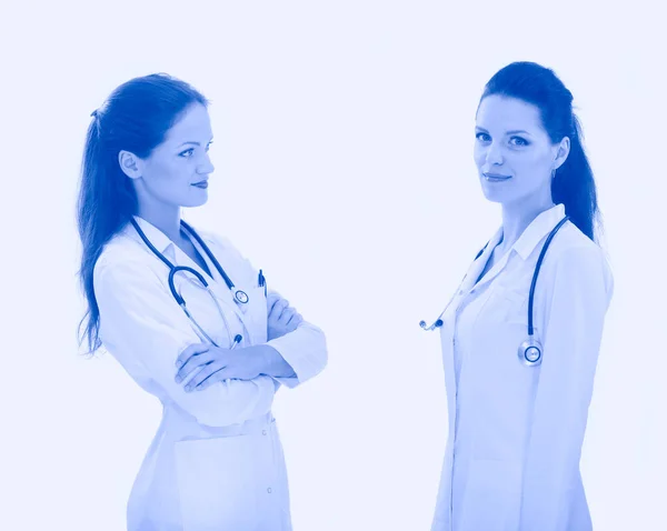 Deux jeunes femmes médecin, debout à l'hôpital. Deux jeunes femmes médecin. — Photo