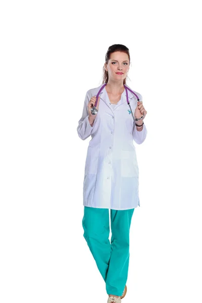 年轻女医生的画像, 白色大衣站在医院。年轻女医生肖像 — 图库照片