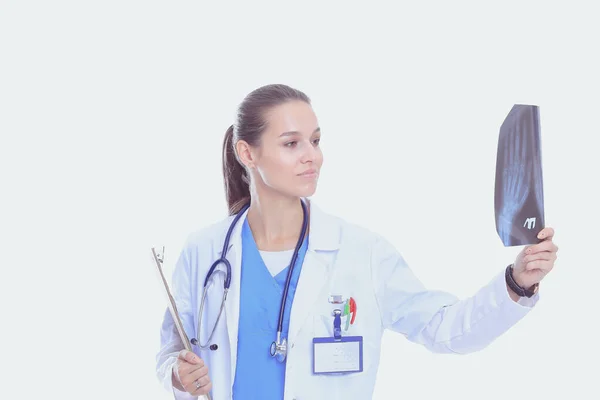 年轻的女医生看着被白色背景隔离的X光照片。女医生. — 图库照片