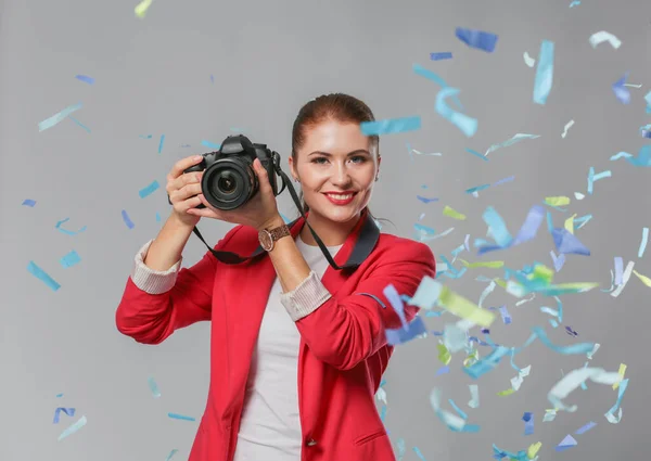 Bella donna felice con macchina fotografica alla festa di festa con coriandoli. Compleanno o Capodanno celebrando concetto — Foto Stock