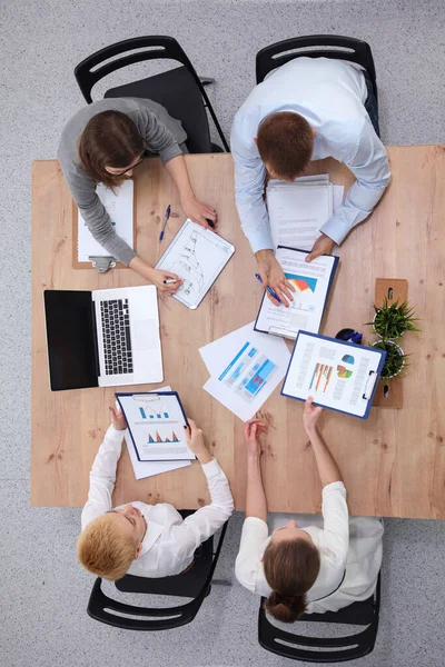 Grupo de jóvenes empresarios en el cargo . — Foto de Stock