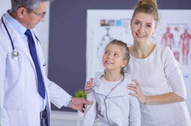 Annesiyle birlikte küçük çocuklar danışmanlık için doktora gitmişler.