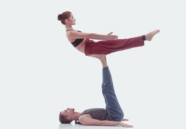 Pareja atlética joven practicando acroyoga. Balanceo en pareja . — Foto de Stock