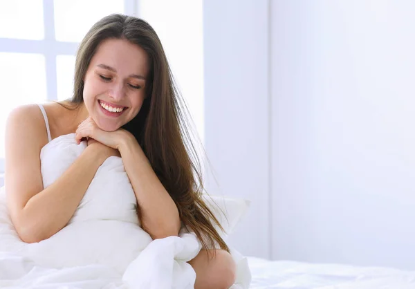 Mujer bonita acostada en su cama en casa. — Foto de Stock