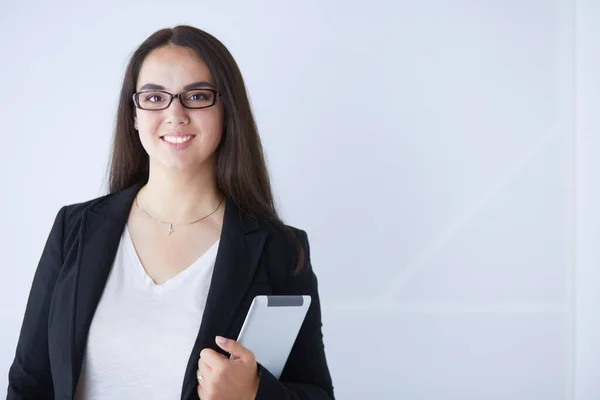 Porträt einer lächelnden jungen Geschäftsfrau mit digitalem Tablet in der Hand. — Stockfoto