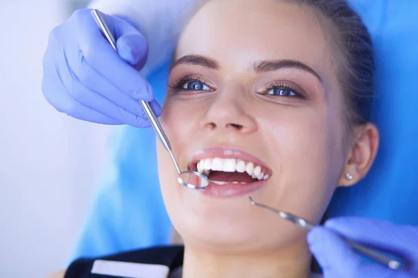Giovane paziente femminile con bocca aperta che esamina l'ispezione dentale presso lo studio dentistico. — Foto Stock