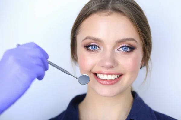 Dentist and patient sitting in dentist office — Stock Photo, Image