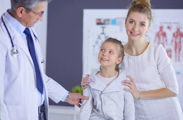 Kleine Kinder mit ihrer Mutter zum Arzt auf Konsultation — Stockfoto