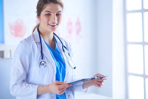 Ärztin steht mit Ordner im Krankenhaus — Stockfoto