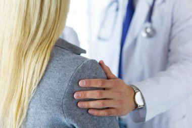 Yakışıklı erkek doktor, muayenehanesinde kısırlık konusunda bir çifte danışmanlık yapıyor.