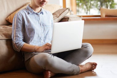 oturma odasında yere üstünde laptop ile mutlu bir kadın