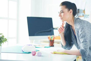 Moda tasarımcısı stüdyoda çalışıyor. Tasarımı kapat