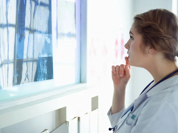 Mladá doktorka se dívá na rentgen plic v nemocnici — Stock fotografie